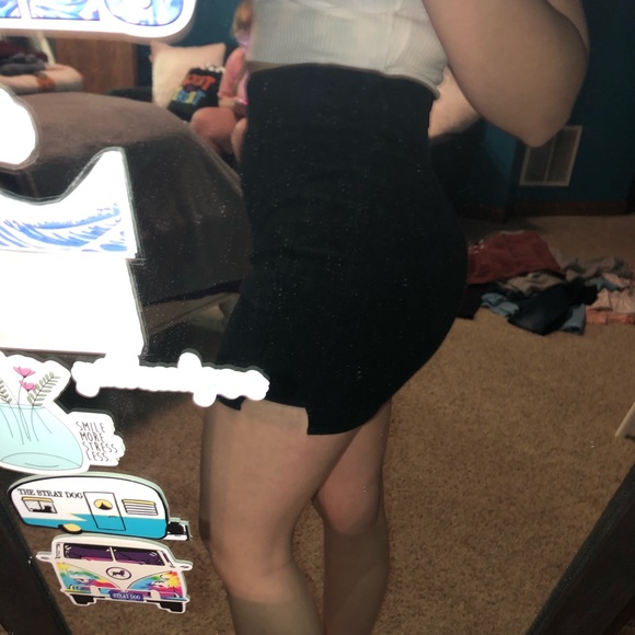 Black velvet mini skirt - Picture 2 of 3